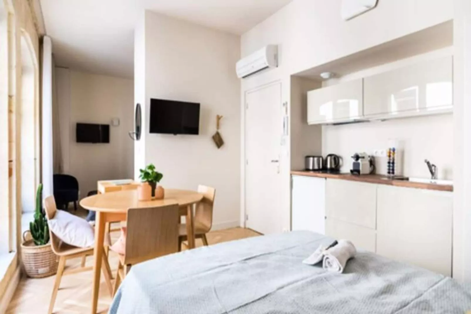 Superbe Appartement Typiquement Bordelais En Hypercentre Pour 4 Personnes-Eetkamer