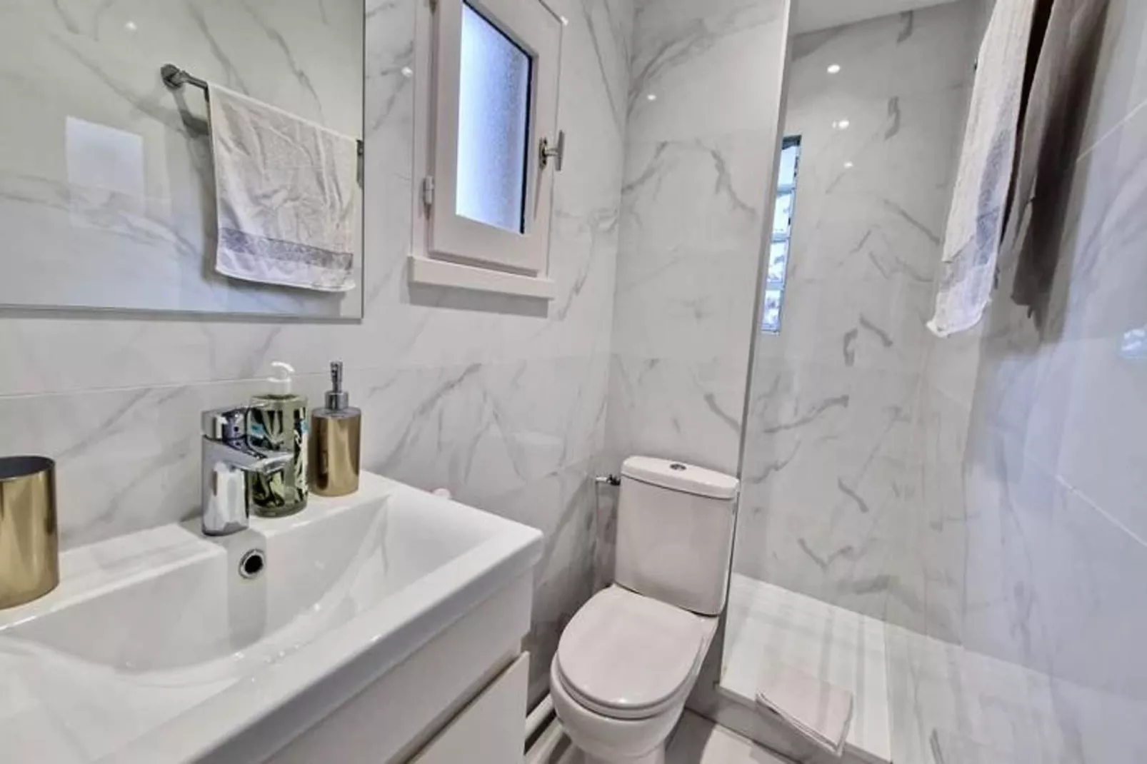 | Le Blue Revol  💡| R&eacute;nov&eacute;, Tout &eacute;quip&eacute;-Badkamer