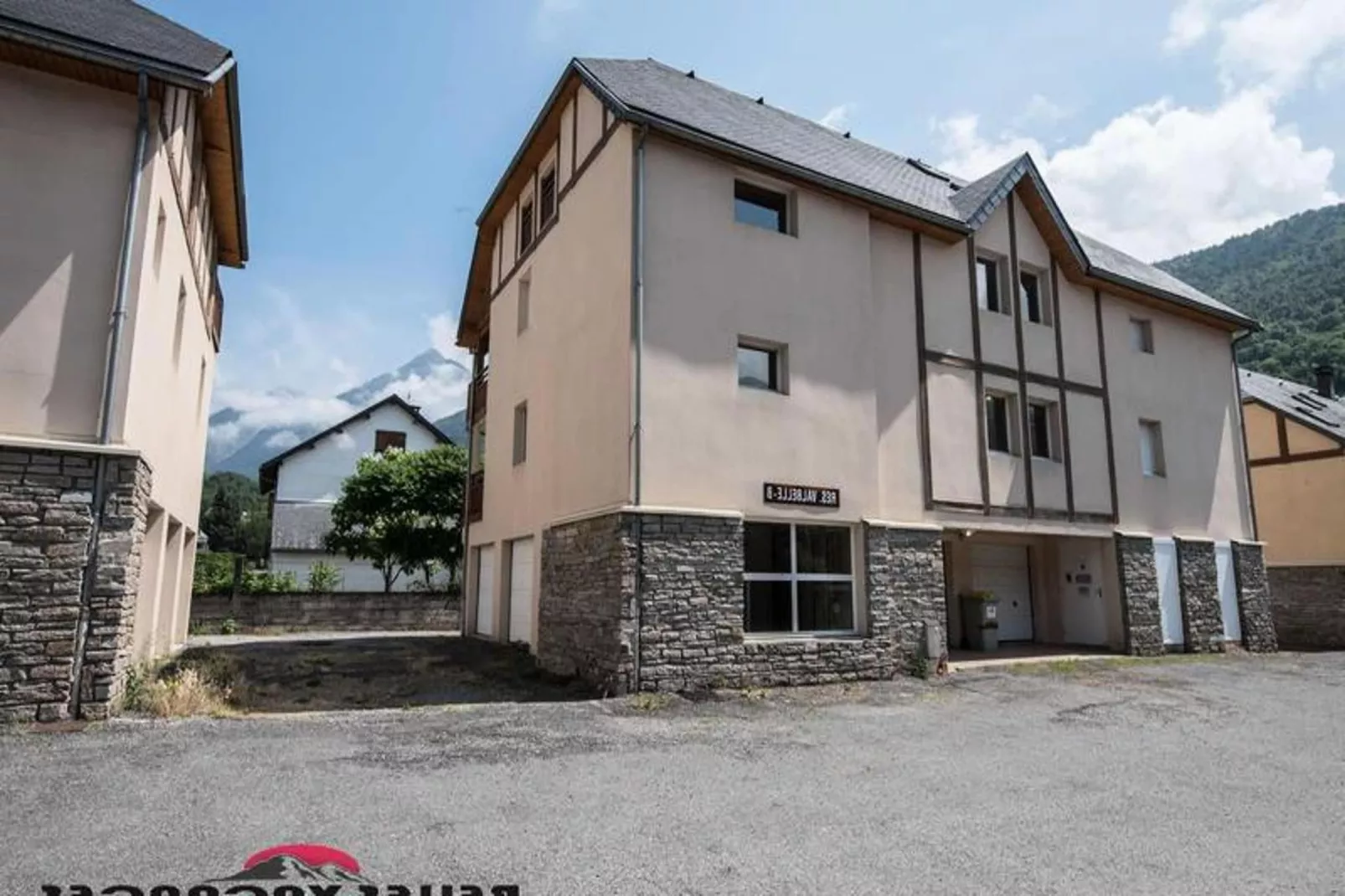 Résidence Valbelle A-Buitenkant zomer