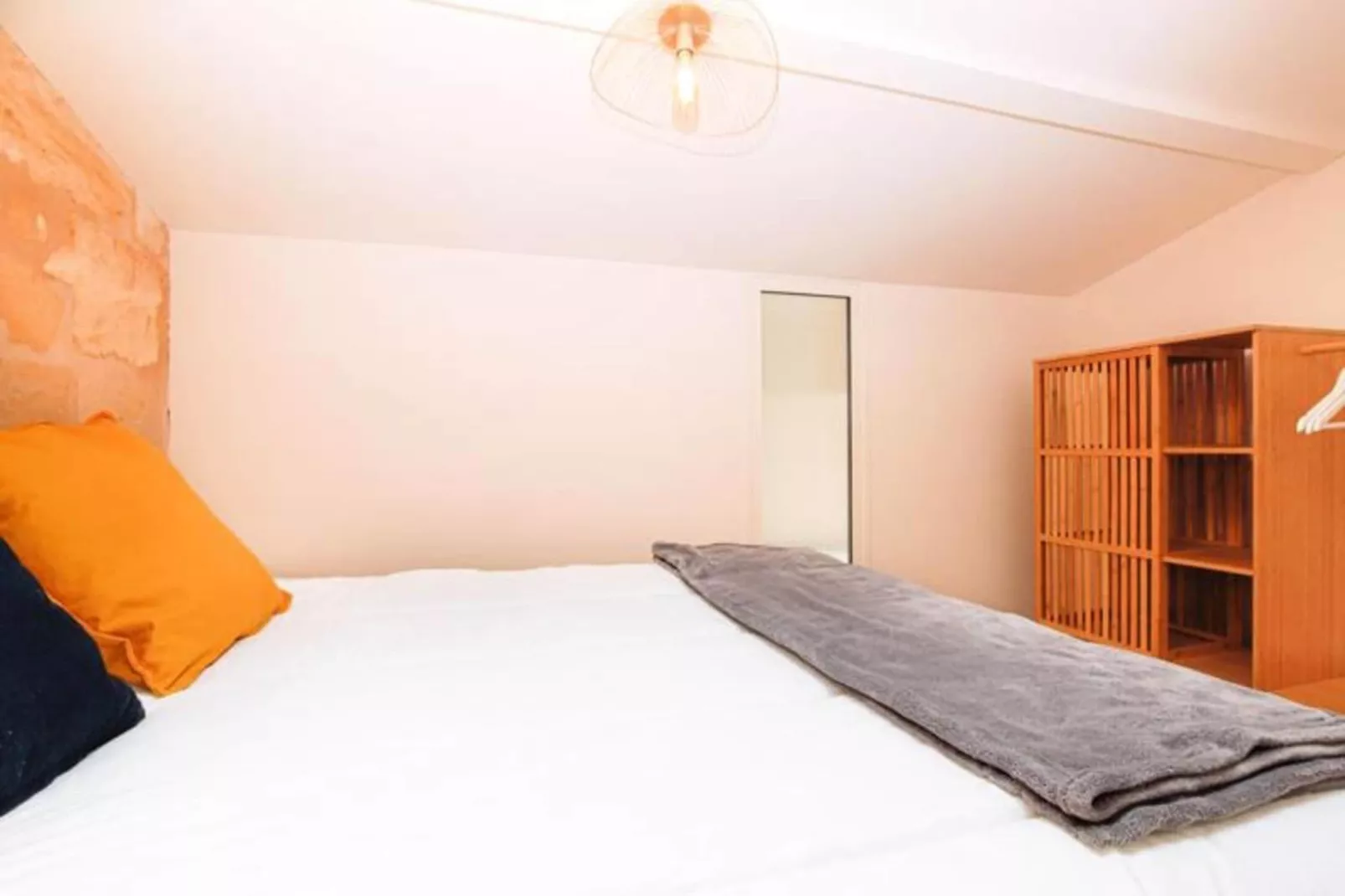 Appartement Avec Cachet En Duplex De 2 Chambres Situ&eacute; Vers La Gare St-jean-Woonkamer