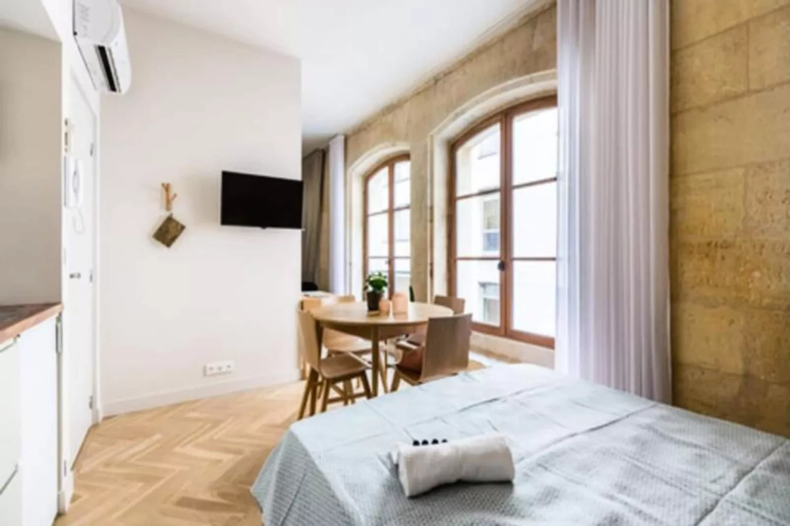 Superbe Appartement Typiquement Bordelais En Hypercentre Pour 4 Personnes-Eetkamer