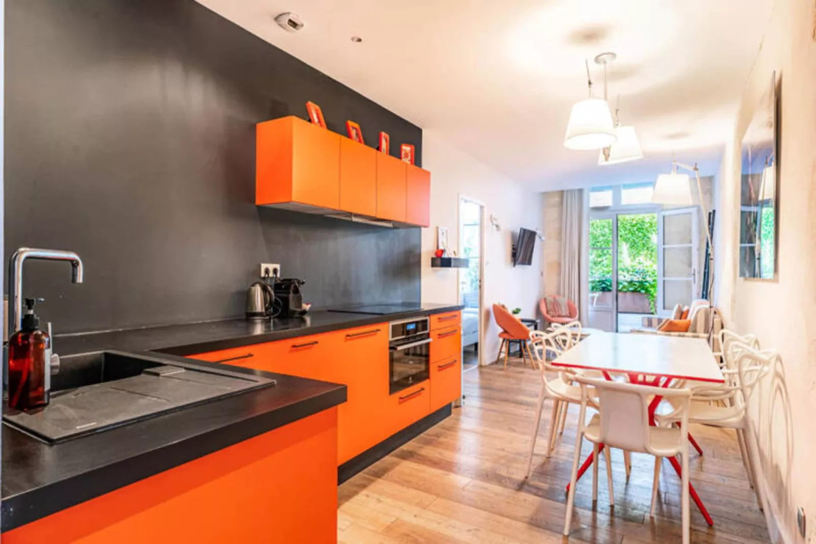 Magnifique Appartement 2 Chambres Avec Terrasse-Buitenkant zomer