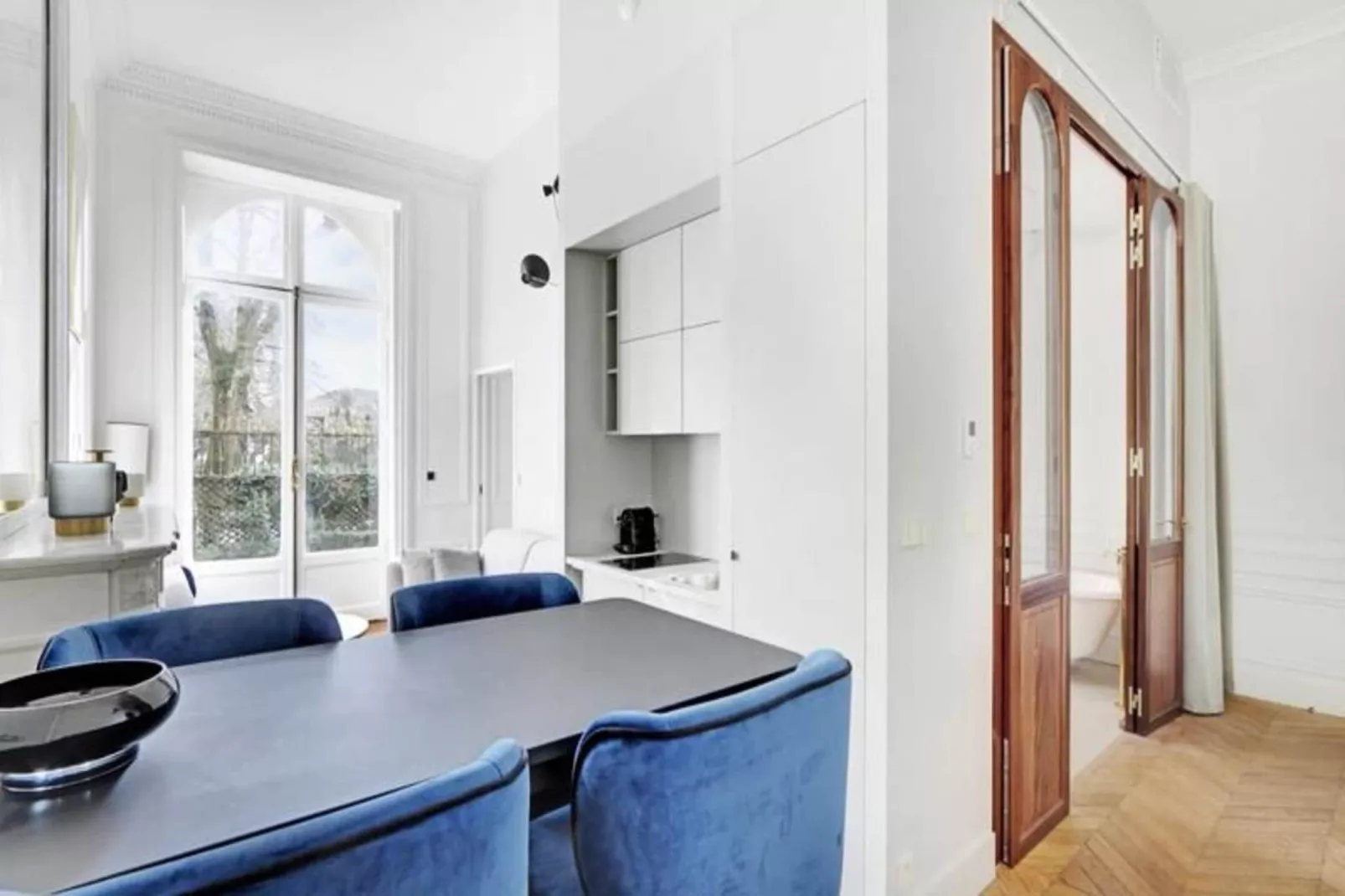 Maison Labruy&egrave;re - Suite Jardin Royal-Eetkamer