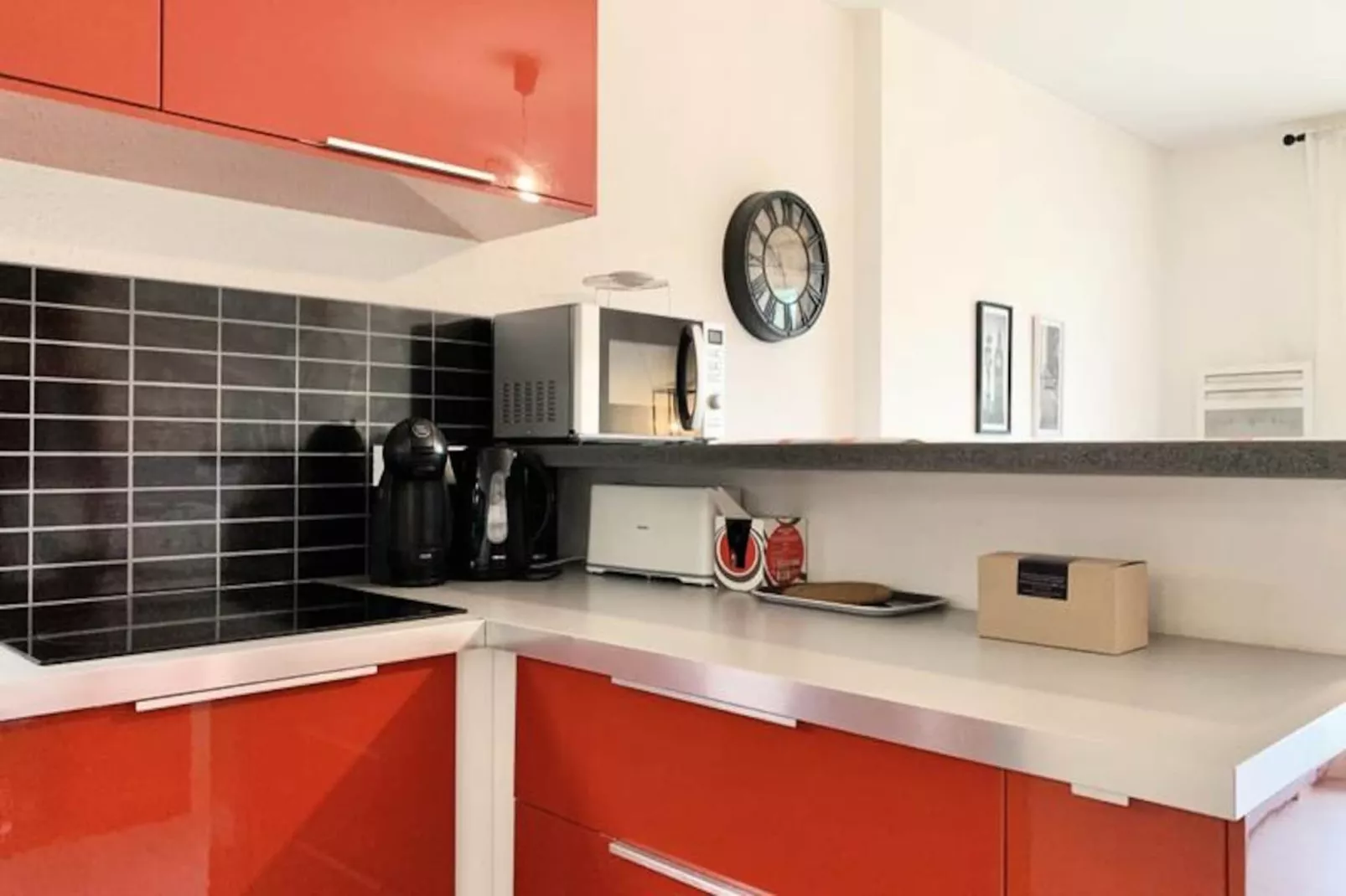 | The Red One 💋| Studio Canap&eacute;-lit | Proche Gem, Gare-Image-tags.