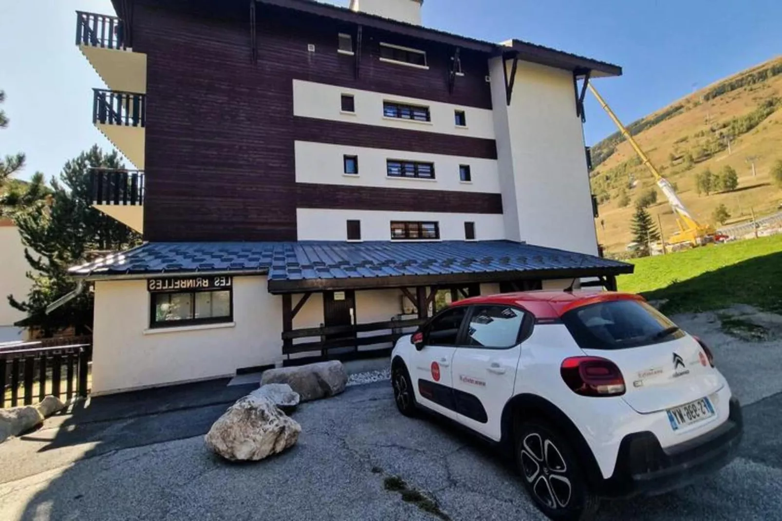 Résidence Brimbelles-Buitenkant zomer