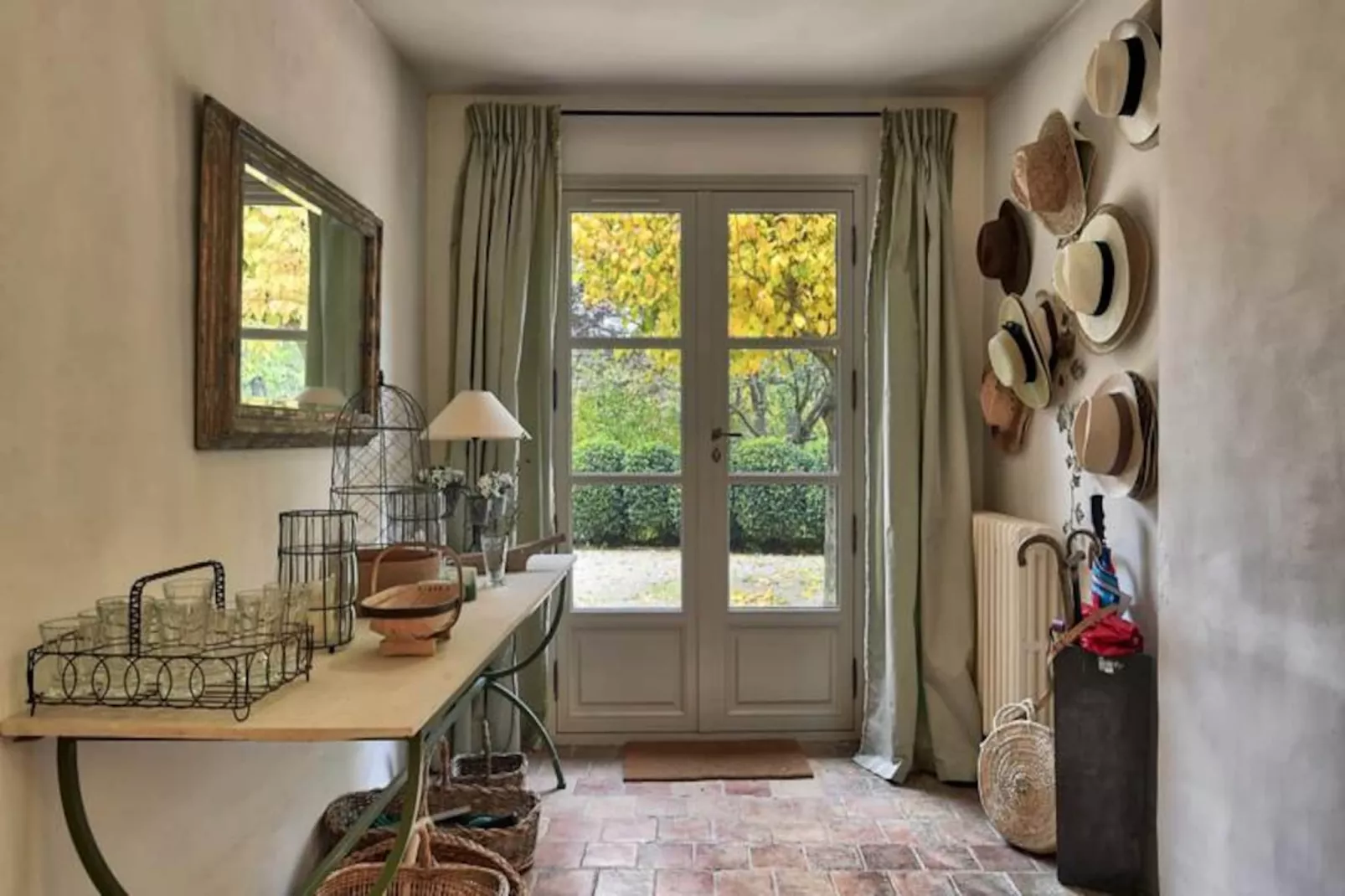 "le Mas Des Oliviers: Esprit Proven&ccedil;al Authentique"-Image-tags.