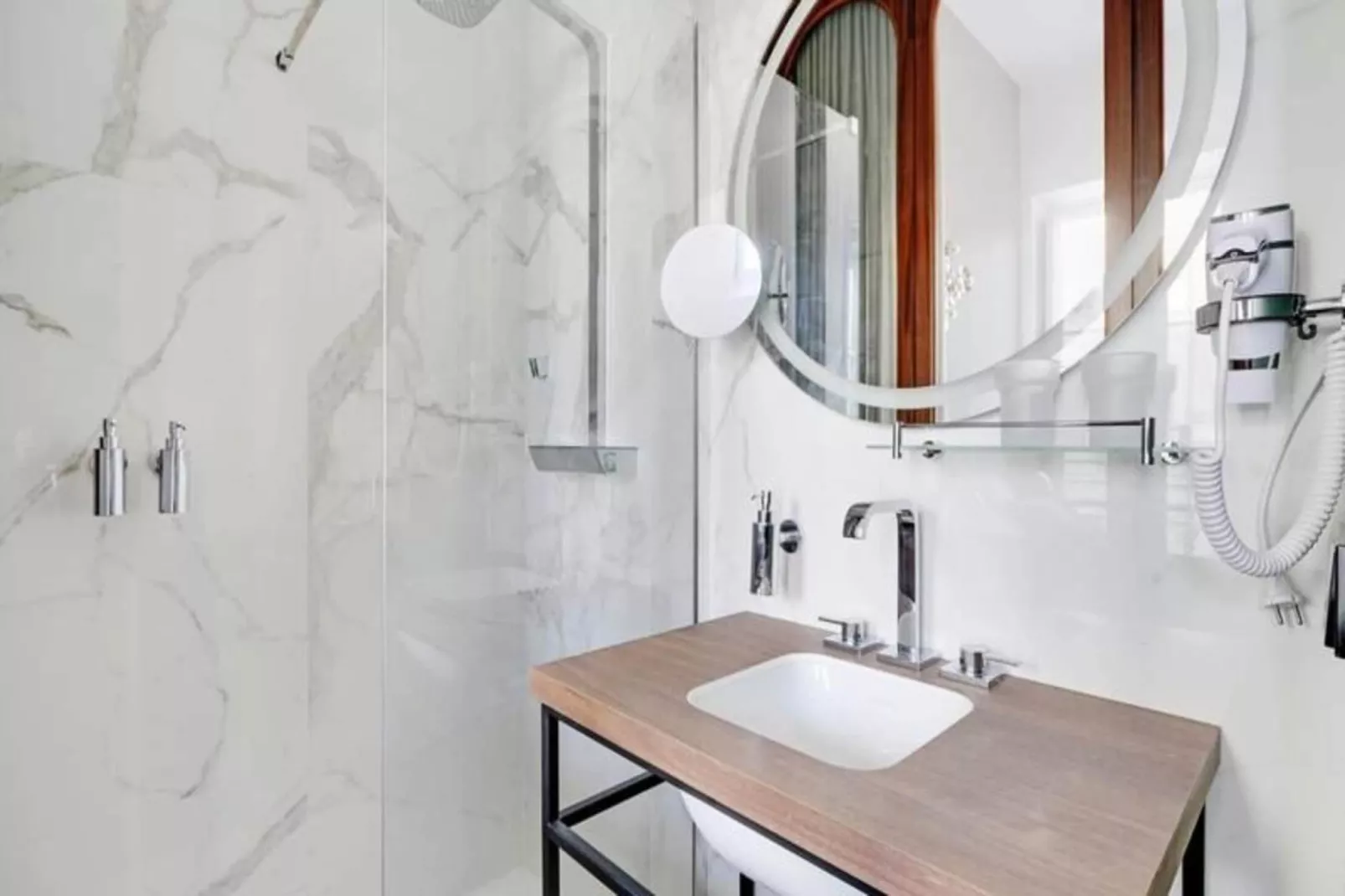 Maison Labruy&egrave;re - Suite Aviau-Buitenkant zomer