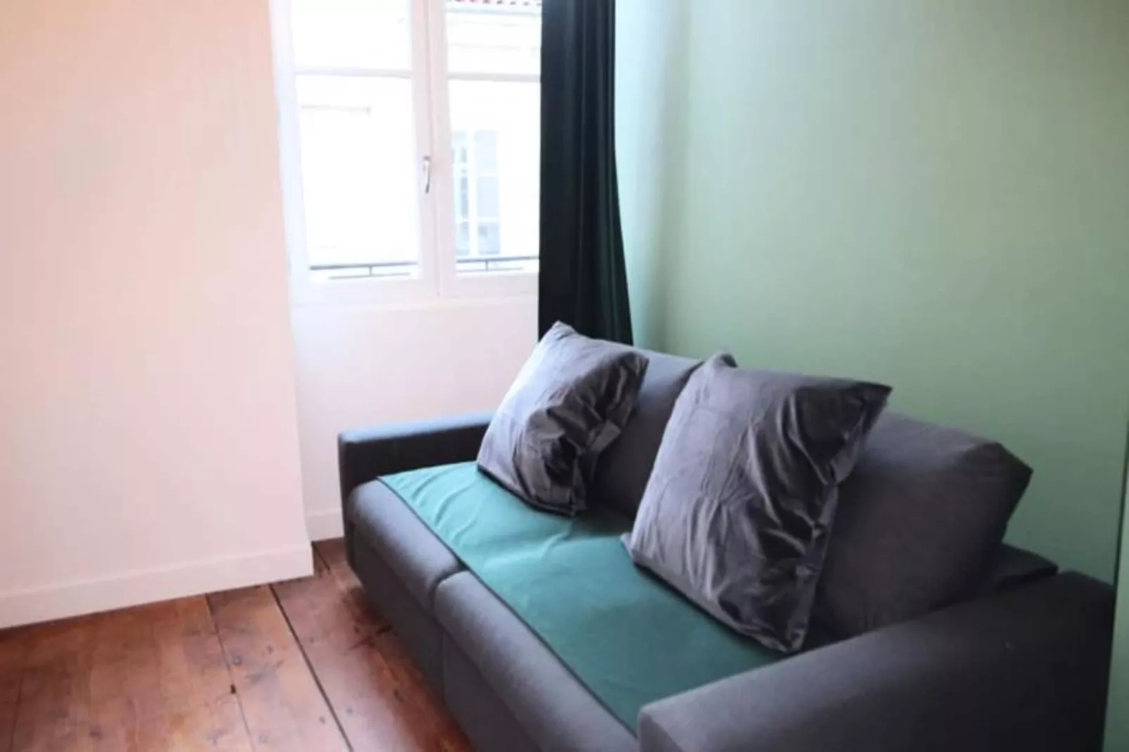 Charmant Et Rayonnant Appartement De 55 M&sup2; Situ&eacute; Dans Le Coeur De Bordeaux-Woonkamer