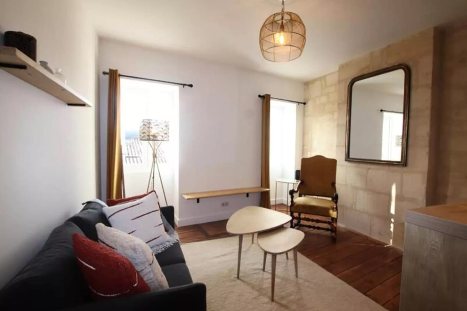 Charmant Et Rayonnant Appartement De 55 M&sup2; Situ&eacute; Dans Le Coeur De Bordeaux-Woonkamer