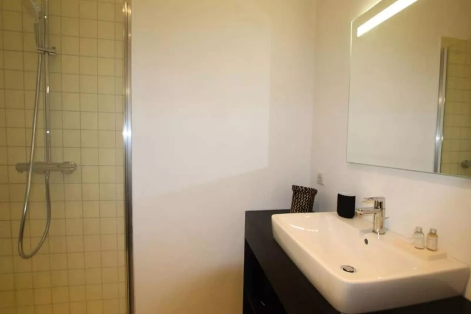 Charmant Et Rayonnant Appartement De 55 M&sup2; Situ&eacute; Dans Le Coeur De Bordeaux-Woonkamer