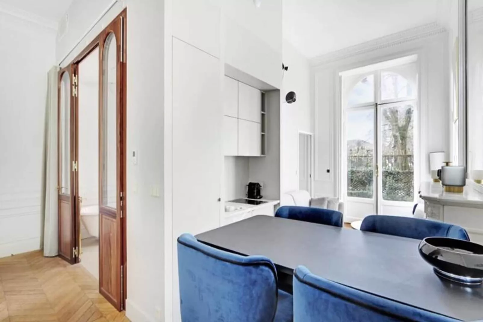 Maison Labruy&egrave;re - Suite Jardin Royal-Eetkamer