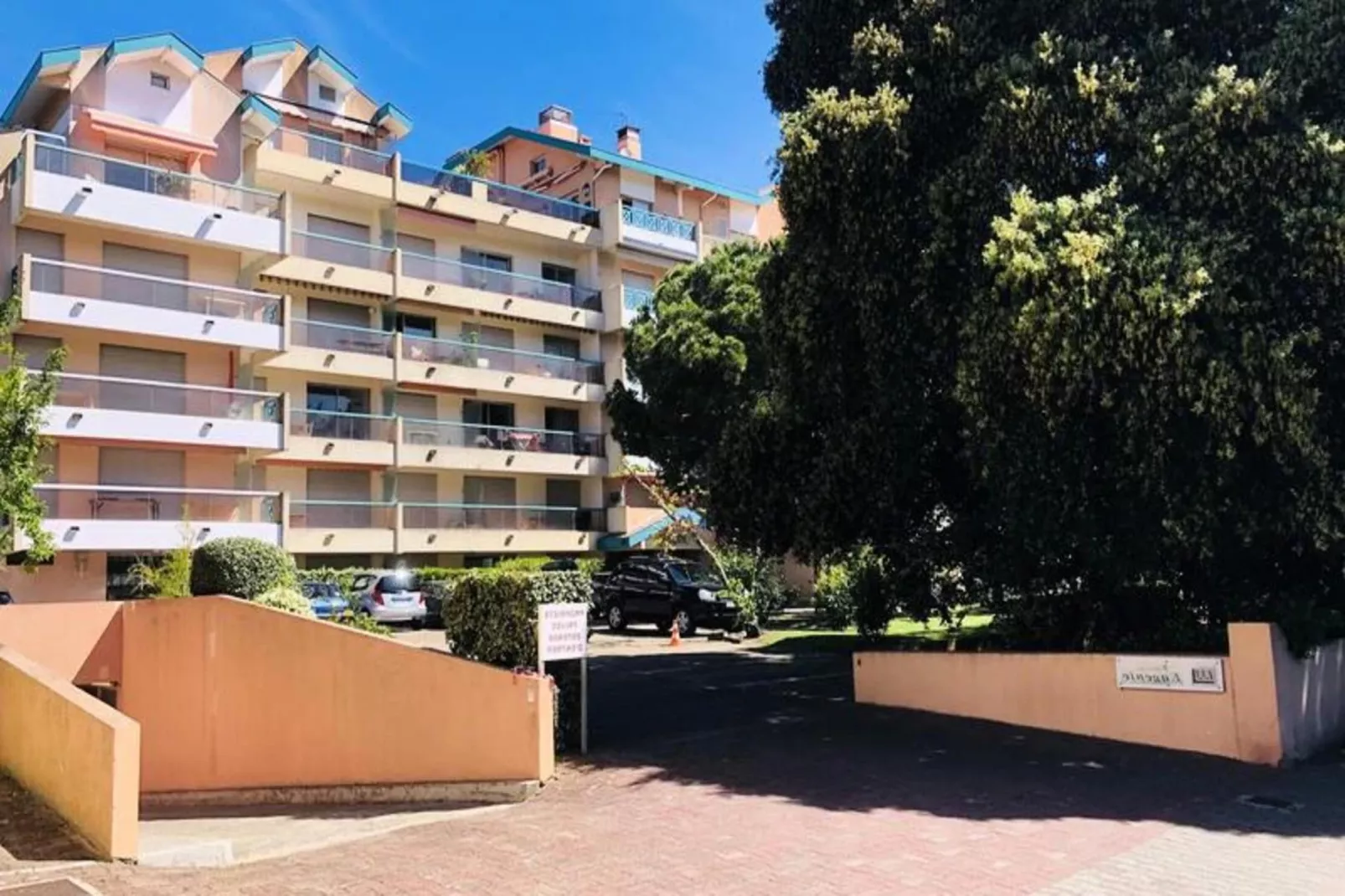 Résidence Eugénie-Buitenkant zomer