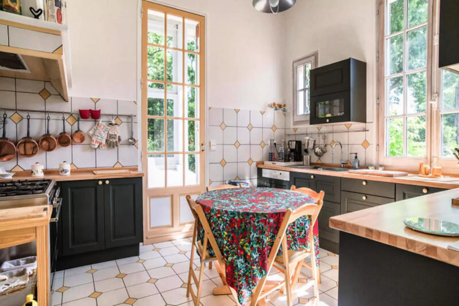 Villa  Arcachonnaise Spacieuse Au Style Authentique Proche De La Plage-Image-tags.