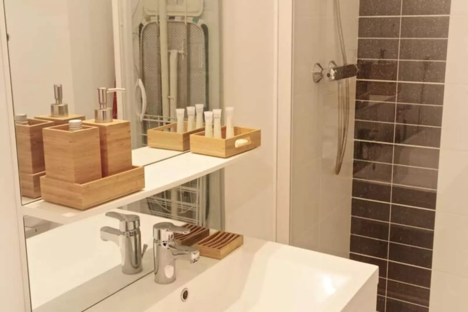 Appartement Charmant Et Moderne Pour 4 Avec Parking, Proche Cit&eacute; Du Vin-Image-tags.