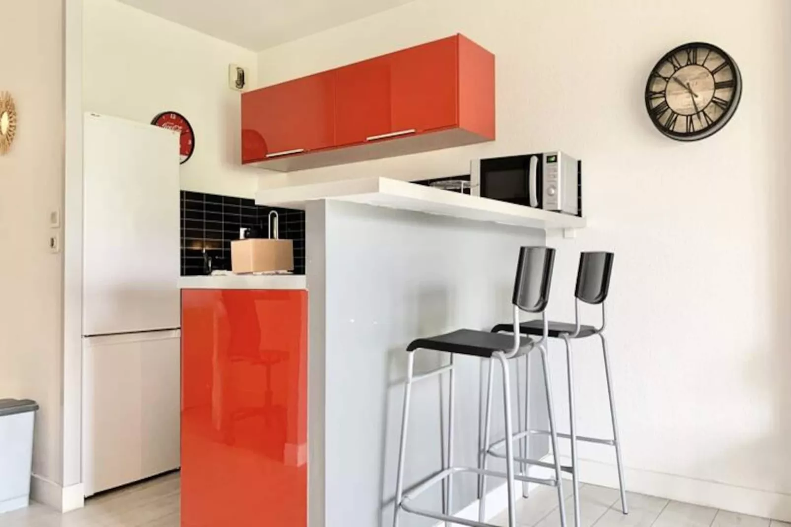 | The Red One 💋| Studio Canap&eacute;-lit | Proche Gem, Gare-Image-tags.