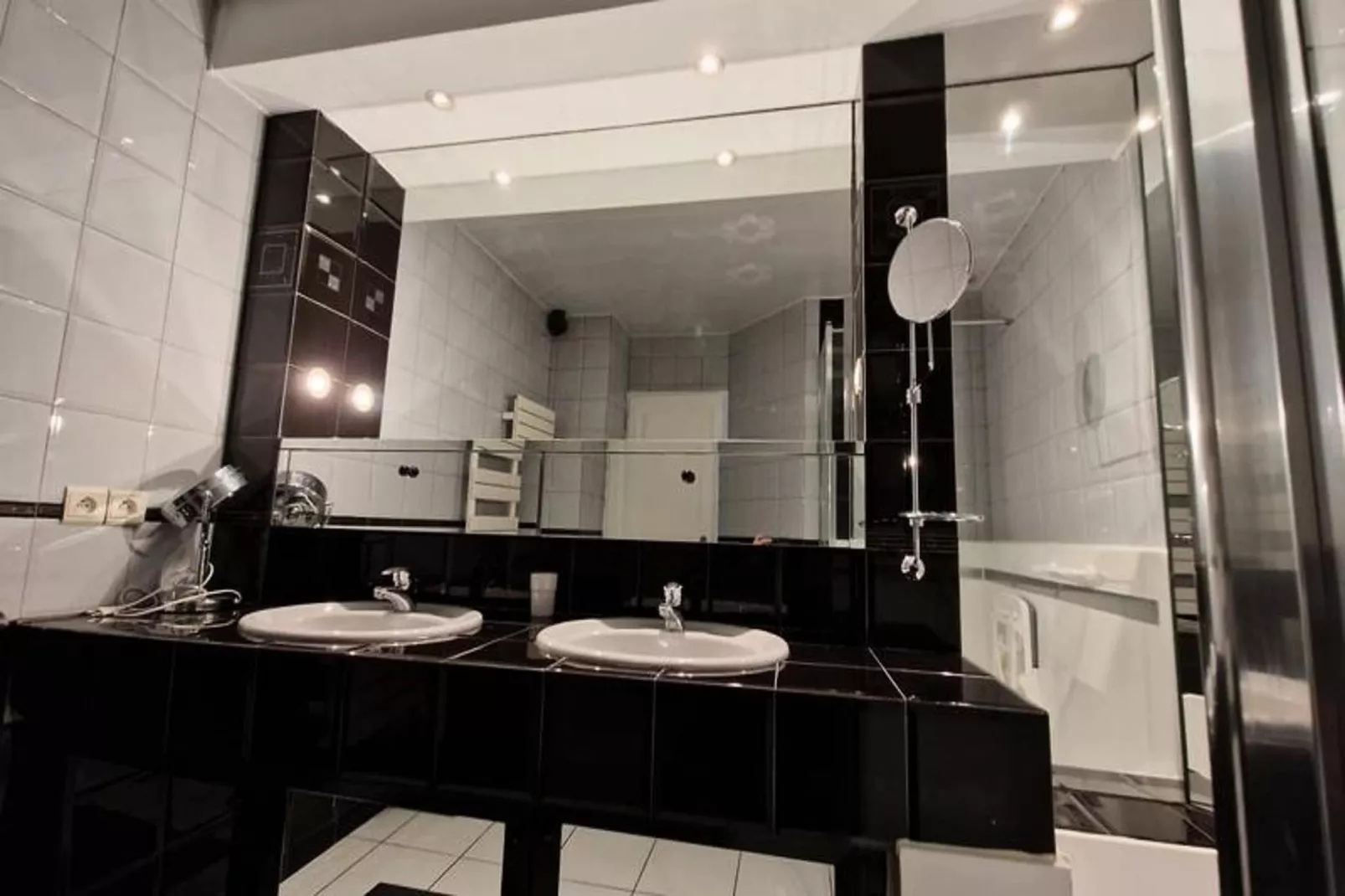 | Le Fantasque💃🏻| Hyper-centre, Commerces &agrave; Proximit&eacute; | T2-Badkamer