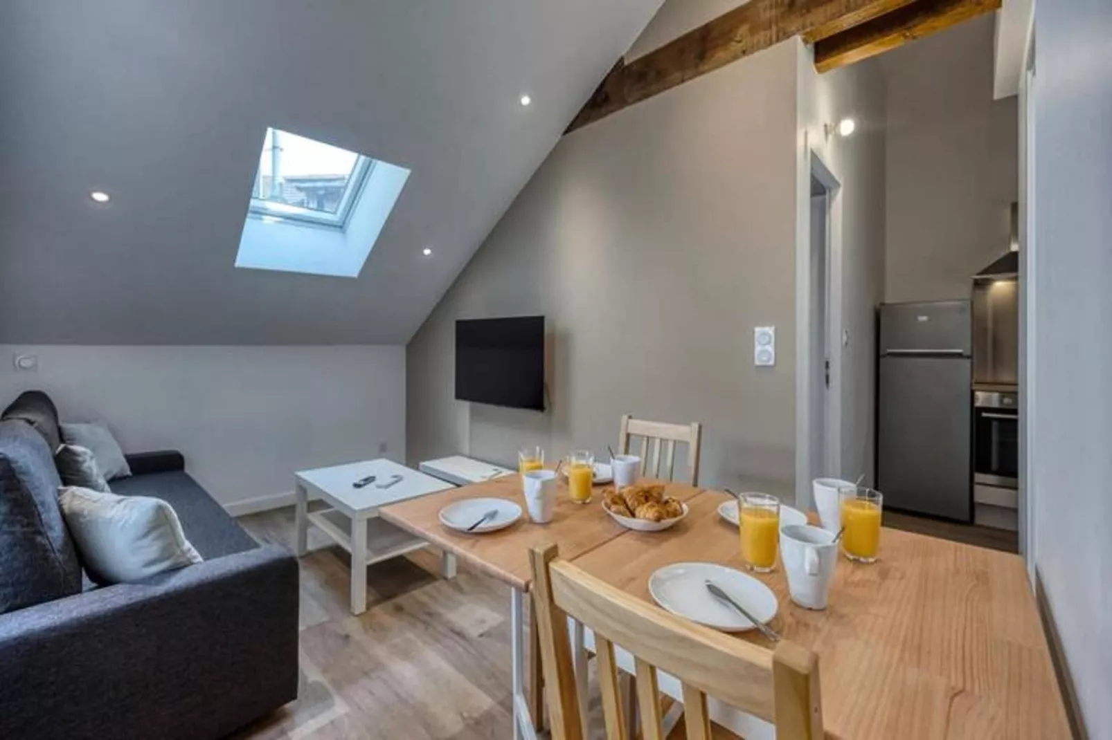 | Beau T2 Enti&egrave;rement R&eacute;nov&eacute; Dans L'hyper Centre, Face Gare 🚅-Eetkamer