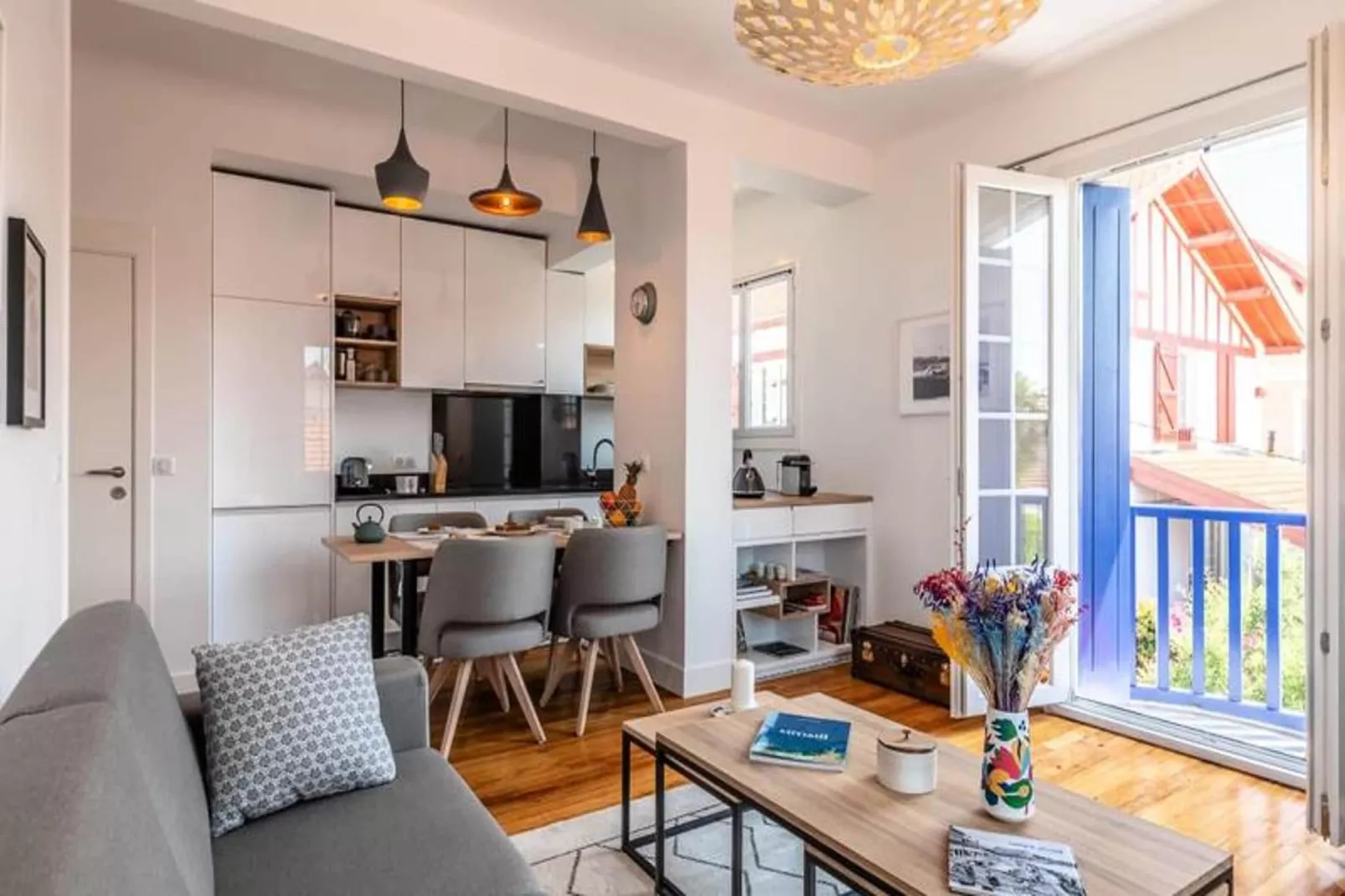 Superbe Appartement Plein De Charme Avec Balcon, 2ch, &agrave; 5min De La Plage-Woonkamer