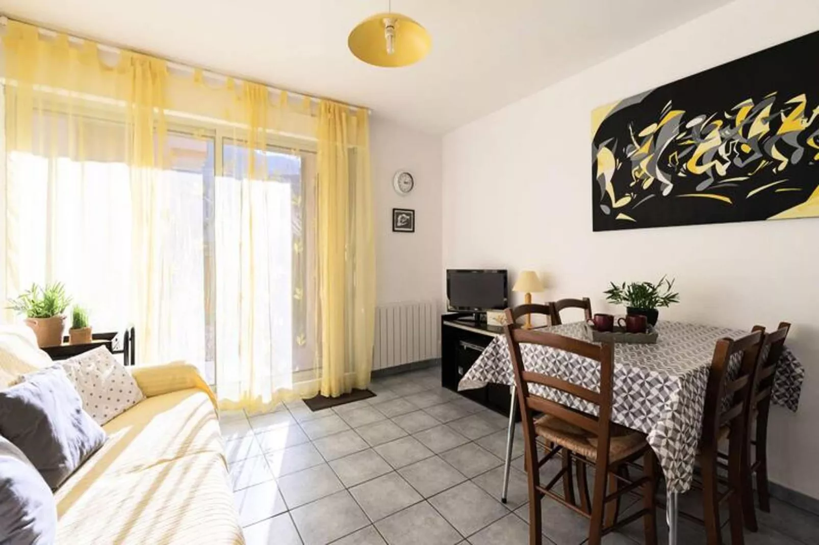 Résidence H.th.i:iris-Eetkamer