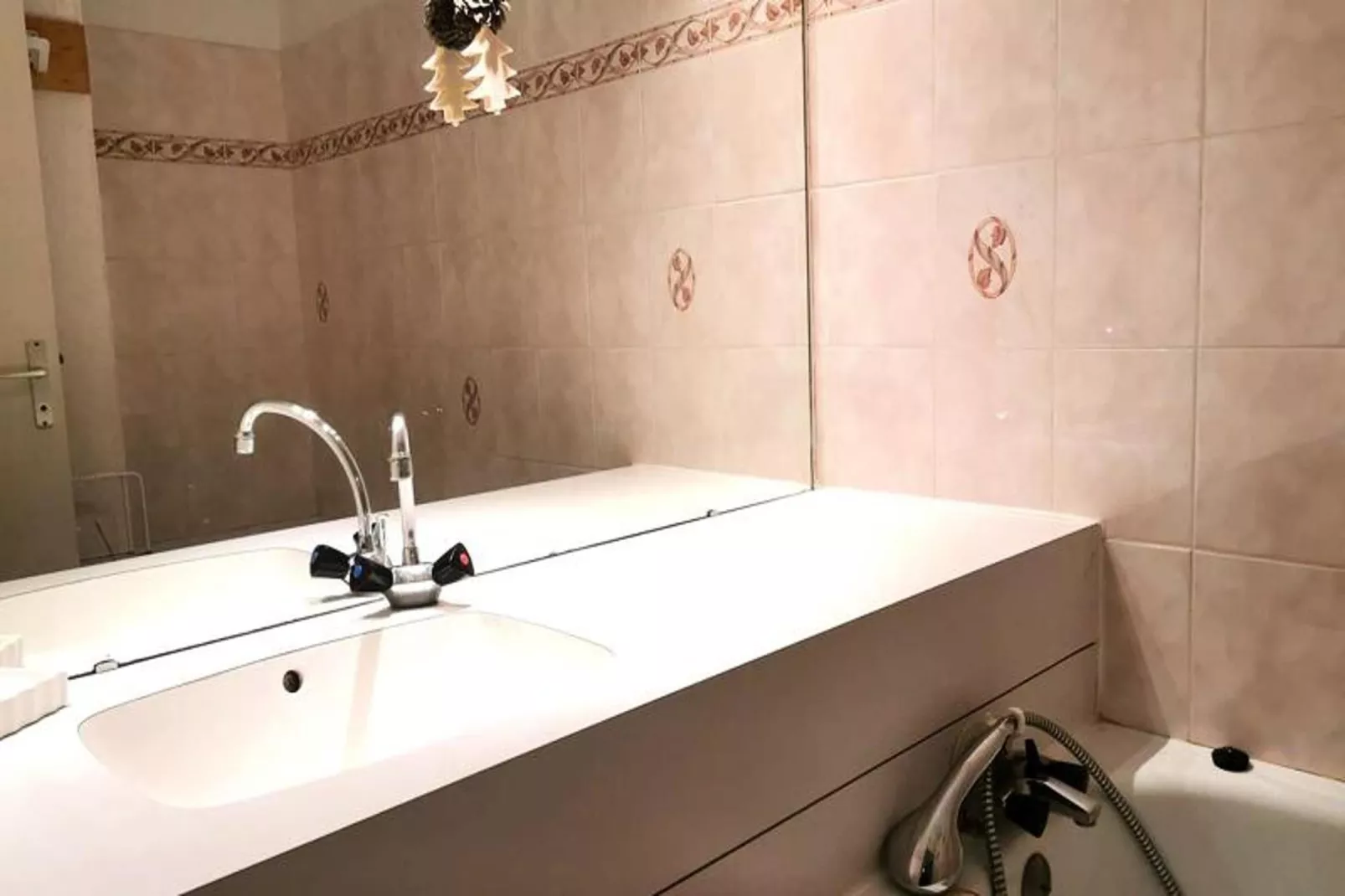 Résidence Ruelle-Badkamer