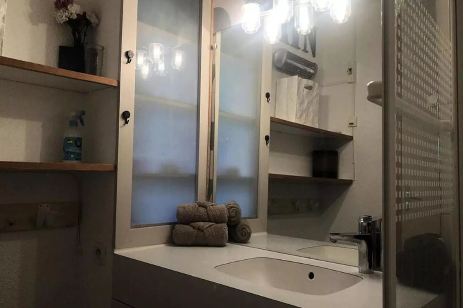 Résidence Marches-Badkamer