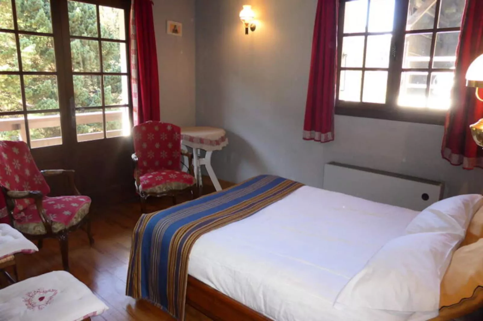 Chalet Santa Claus-Image-tags.