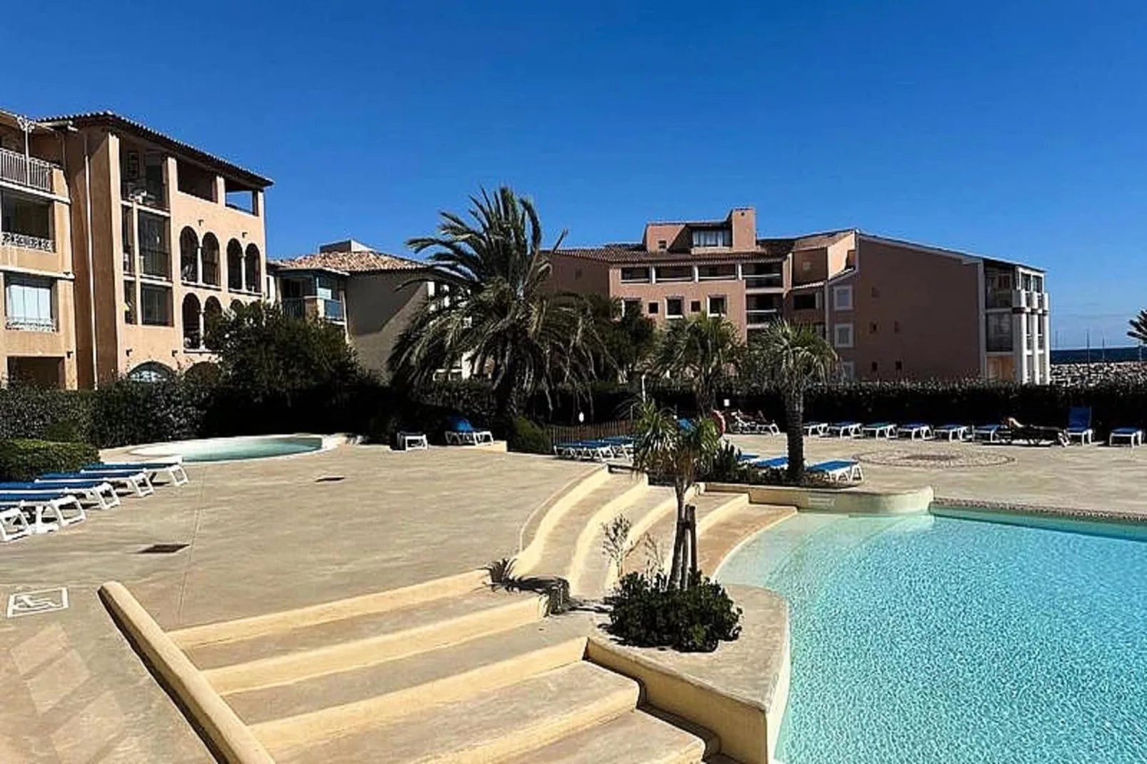 Résidence Rivages-Buitenkant zomer