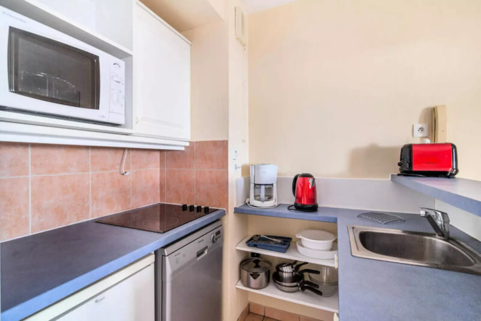 Appartement in Roquebrune bij Bougnon Strand-Image-tags.