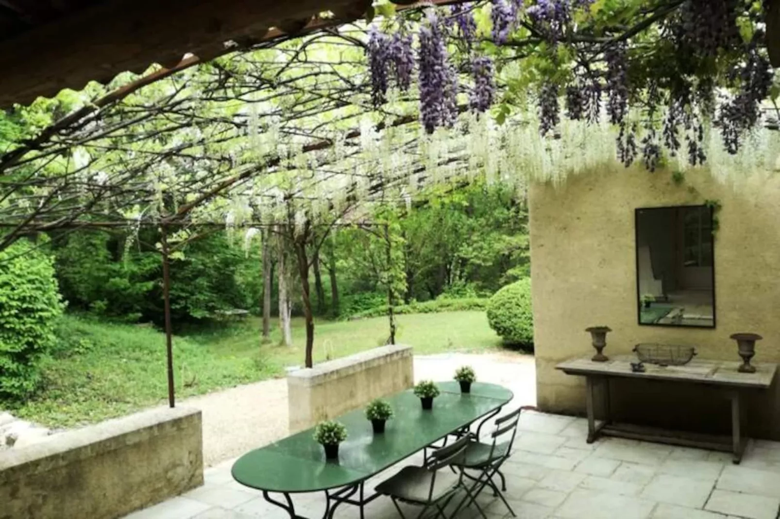 "le Mas Des Oliviers: Esprit Proven&ccedil;al Authentique"-Image-tags.