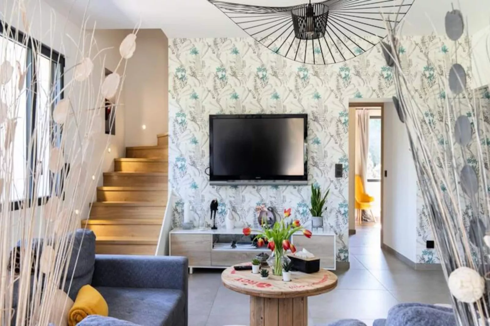 Maison Contemporaine - Grand Jardin Et Piscine Priv&eacute;e-Image-tags.