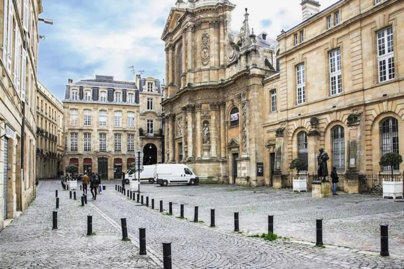 Bel Appartement Parfaitement R&eacute;nov&eacute; Pour 2, Face &agrave; La Gare Saint-jean-Gebieden zomer 1km
