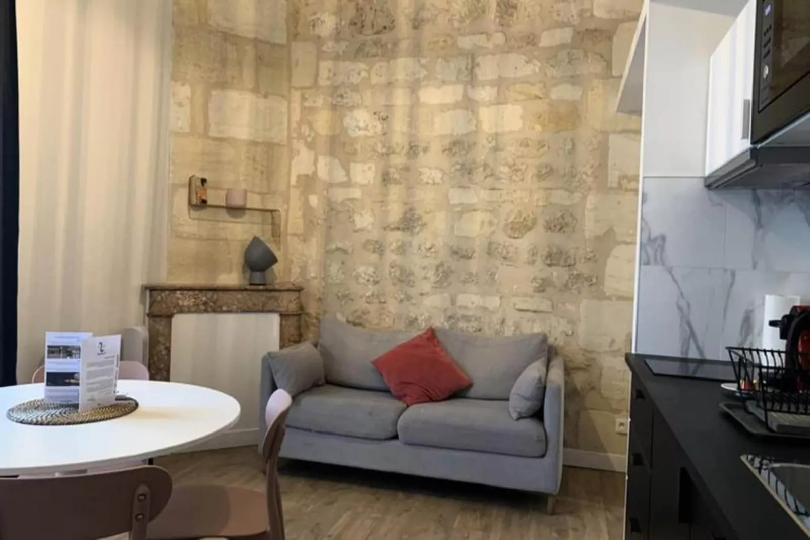 Appartement Avec Cachet En Duplex De 2 Chambres Situ&eacute; Vers La Gare St-jean-Woonkamer