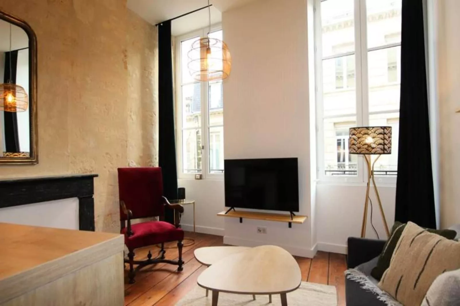Charmant Et Rayonnant Appartement De 55 M&sup2; Situ&eacute; Dans Le Coeur De Bordeaux-Woonkamer
