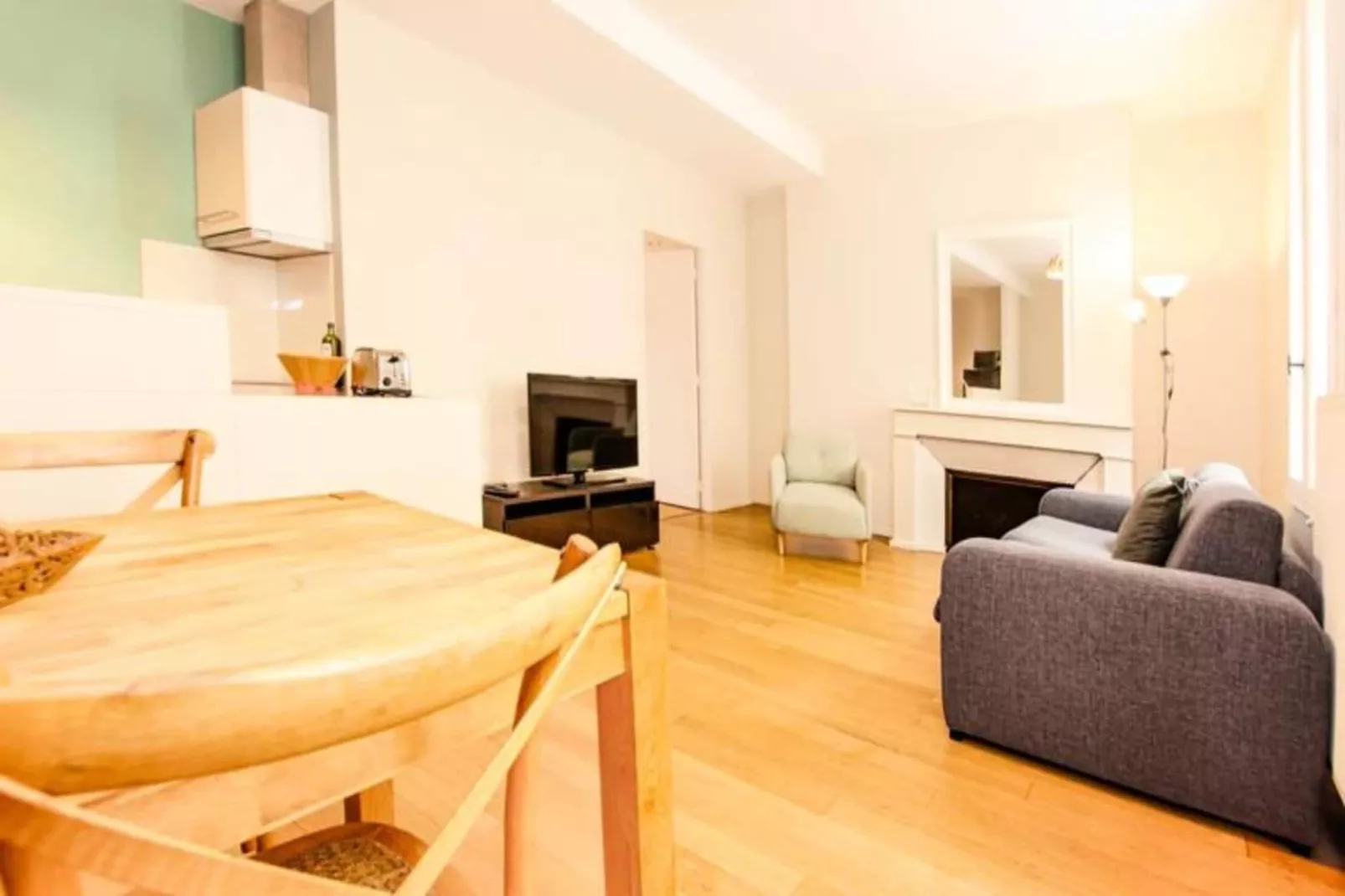 Superbe T2 Aux Prestations De Qualit&eacute; Au Jardin Public Pour 4 Personnes-Eetkamer