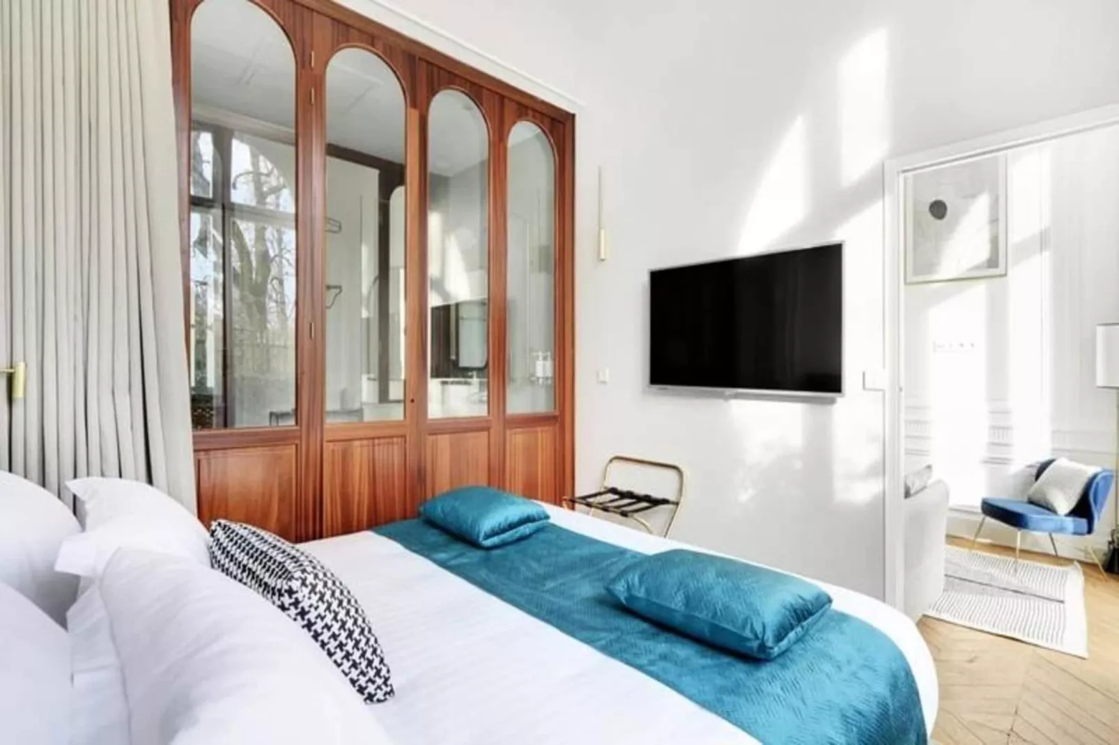 Maison Labruy&egrave;re - Suite Jardin Royal-Eetkamer