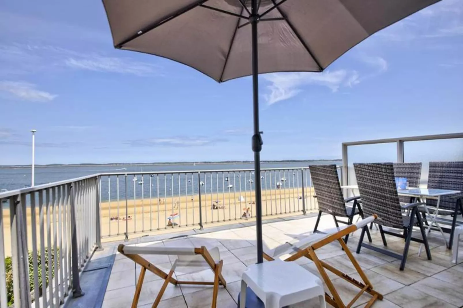 Résidence La Roseraie-Buitenkant zomer