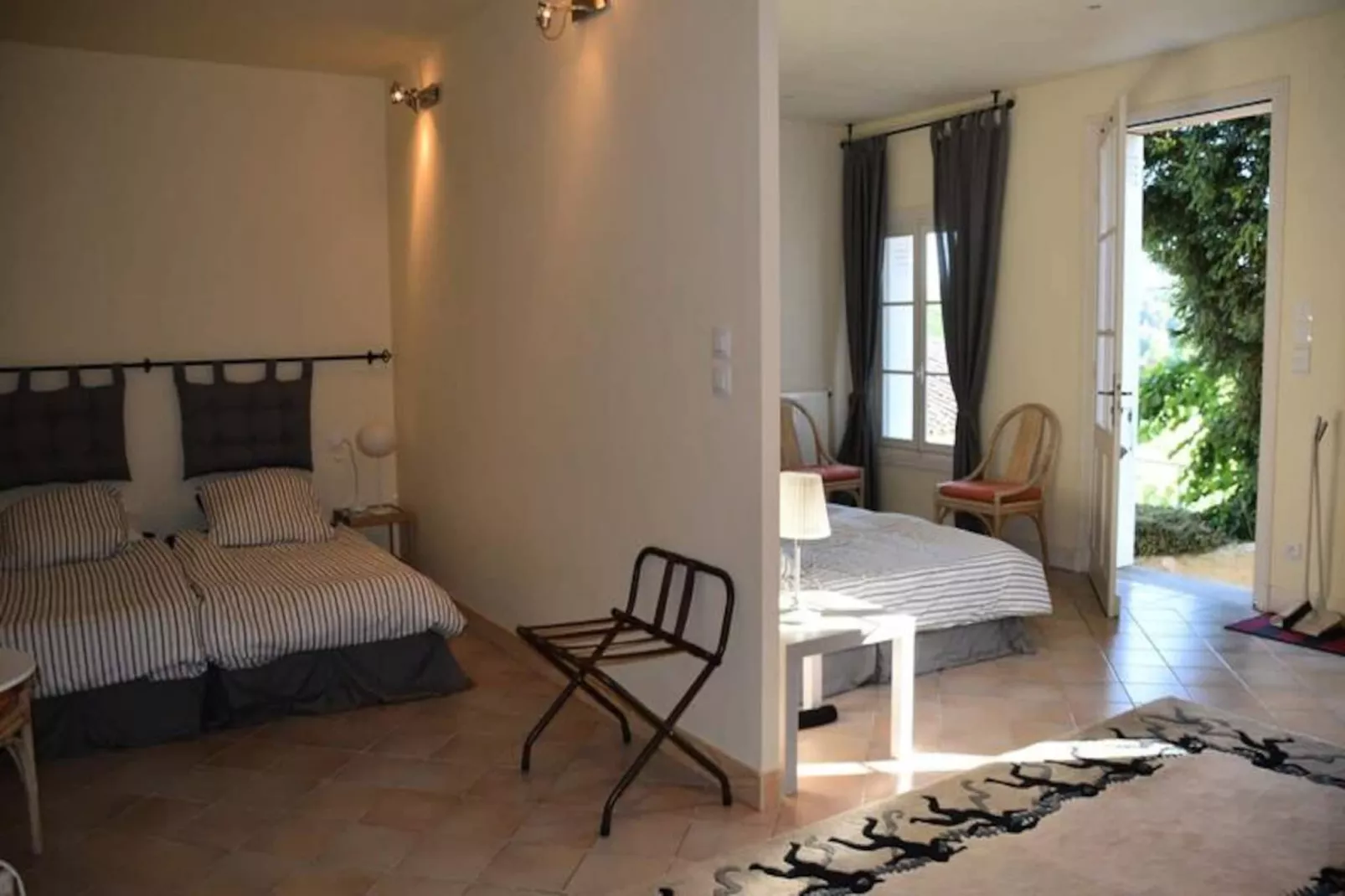 Ch&acirc;teau La Tuili&egrave;re: Villa Avec Piscine Au Milieu De Son Vignoble-Image-tags.