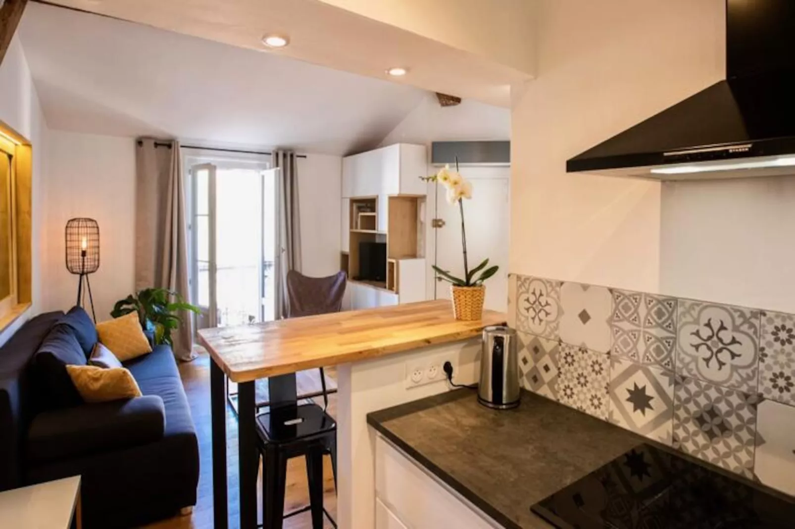 Les Toits De Sainte Ursule-Image-tags.