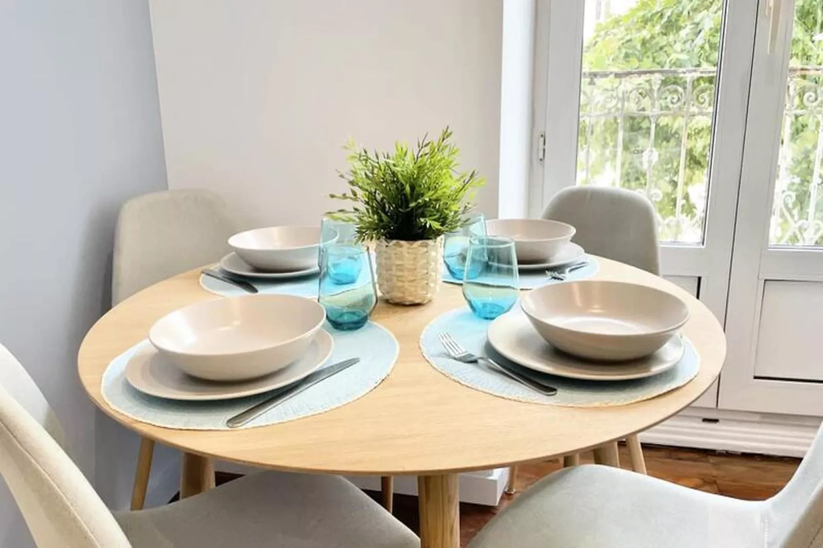 Le Cadet 👨&zwj;👩&zwj;👦&zwj;👦| Jean Jaur&egrave;s |tram A, B E E | T2 Tout &eacute;quip&eacute;-Eetkamer