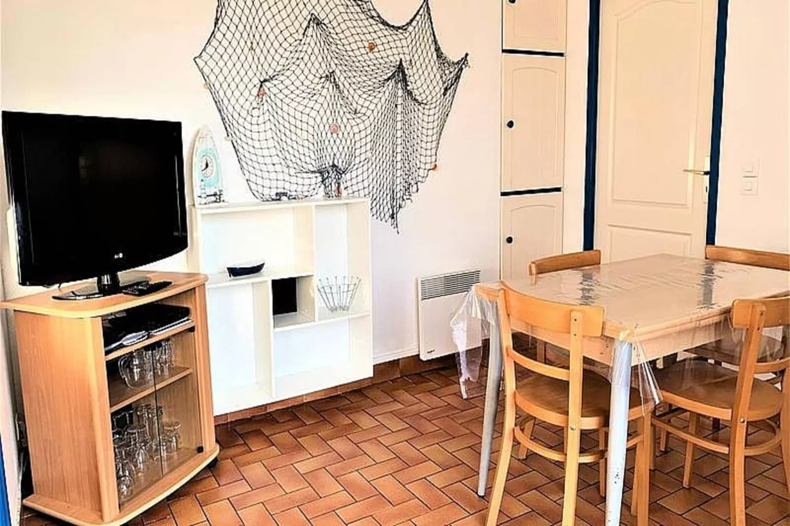 Résidence 28 Rue Des Corsaires-Eetkamer