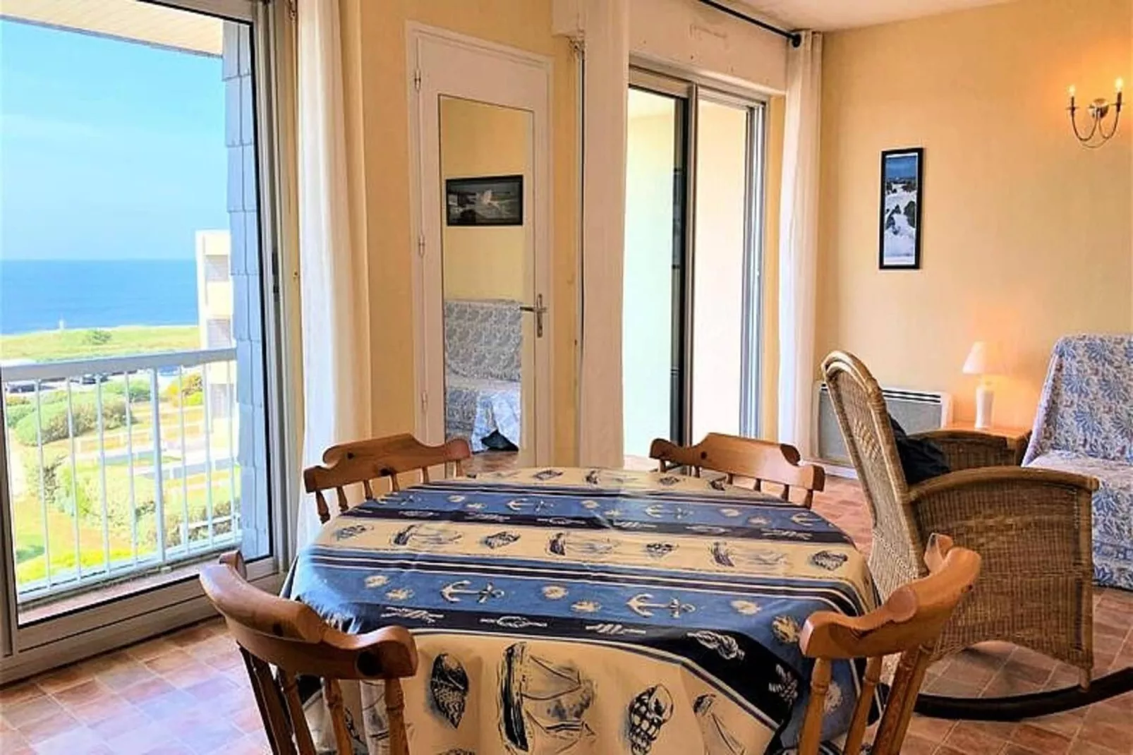 Résidence Les Birvideaux-Eetkamer