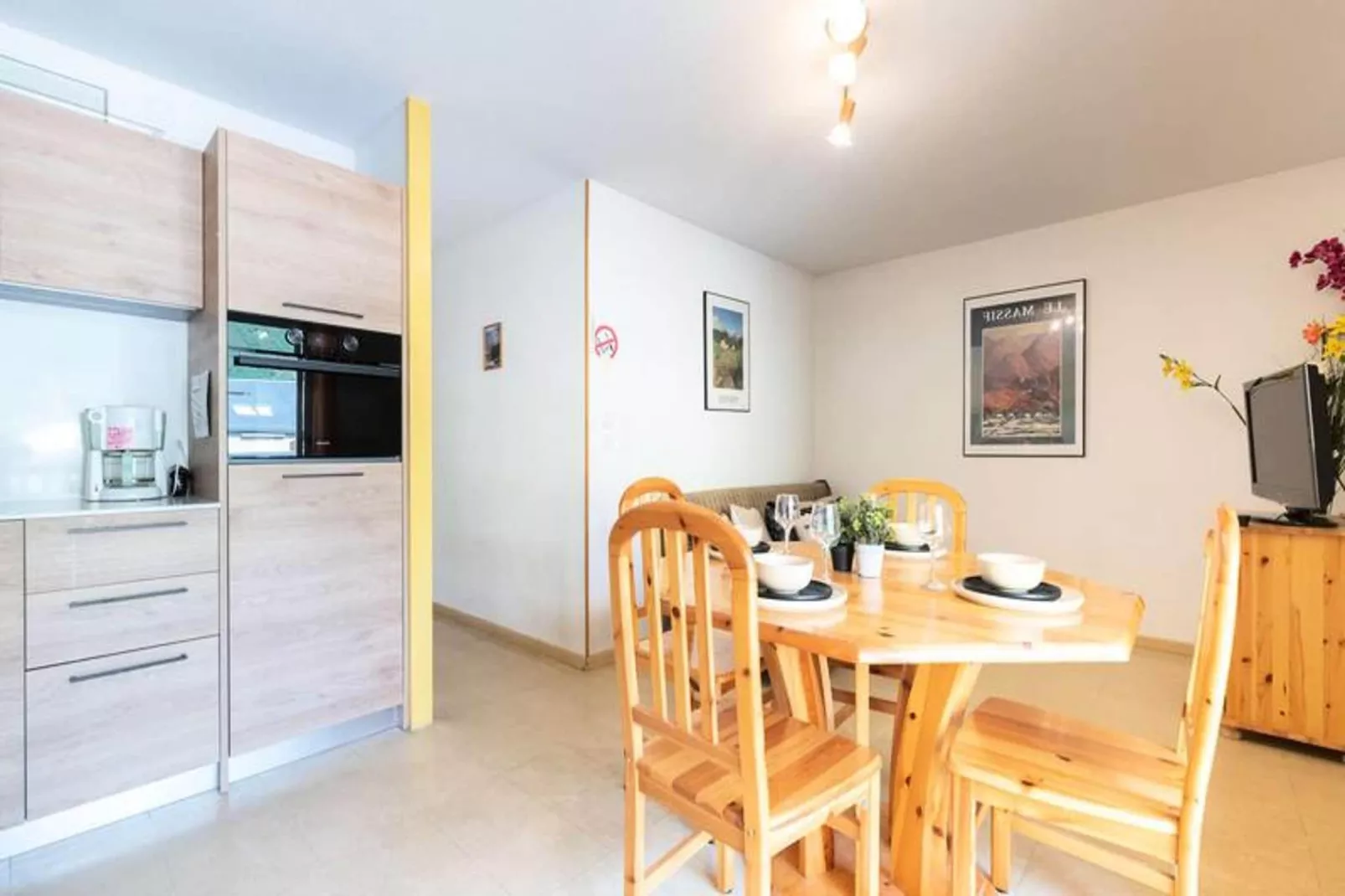 Résidence Montsegu-Eetkamer