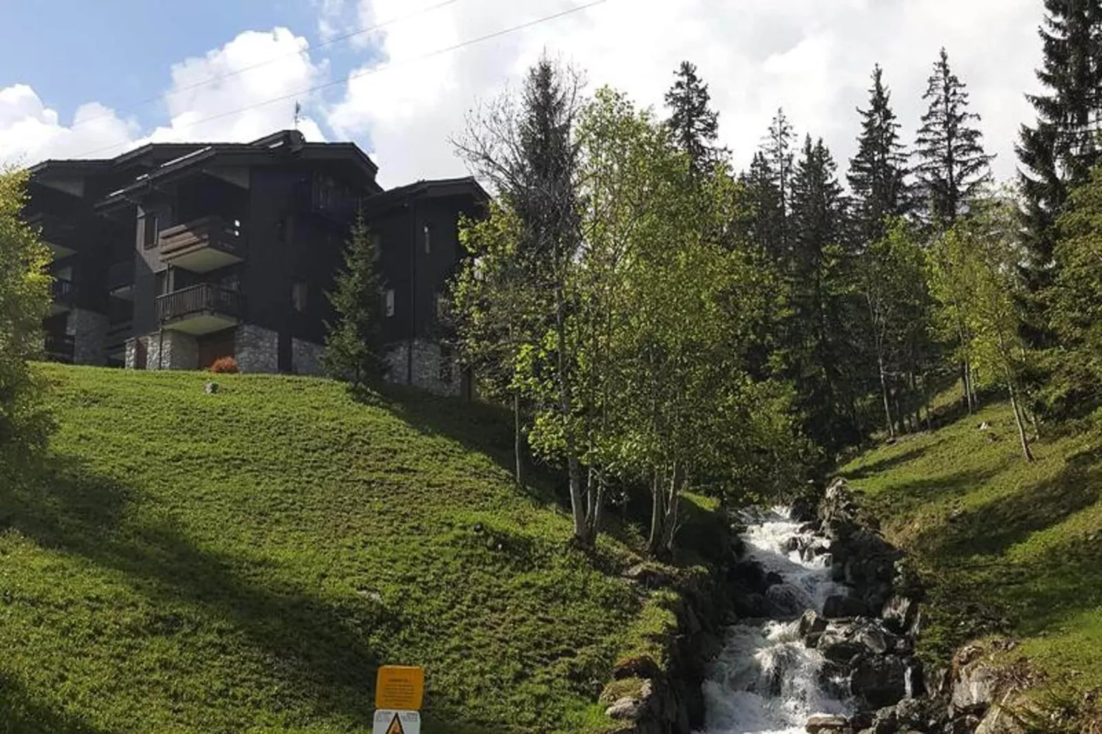 Résidence Riondet-Buitenkant zomer