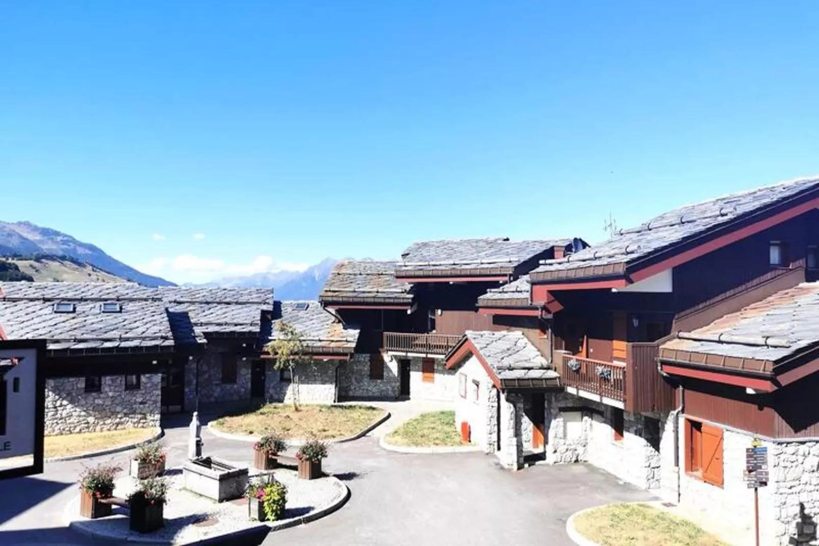 Résidence Ruelle-Buitenkant zomer