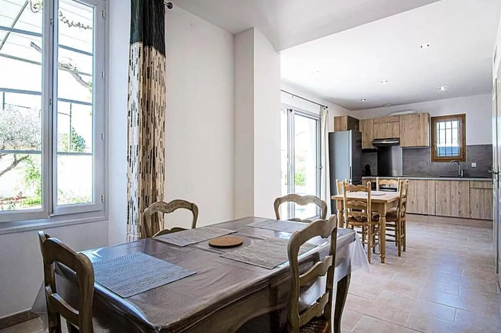 Maison Avec Jardin Proche Du Centre-ville Isle-sur-la-sorgue-Eetkamer