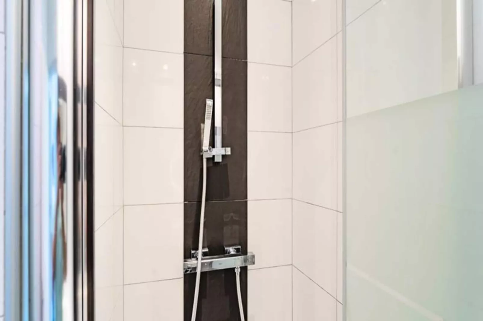 Chaleureux Appartement Au C&oelig;ur Du Quartier Historique Saint-michel-Badkamer