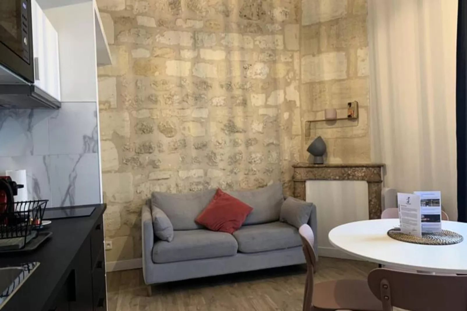 Appartement Avec Cachet En Duplex De 2 Chambres Situ&eacute; Vers La Gare St-jean-Woonkamer