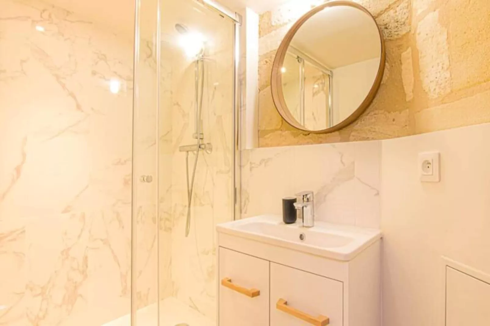 Duplex Confortable Dans La Belle Pierre Plac&eacute; Au Porte De La Gare St-jean-Woonkamer