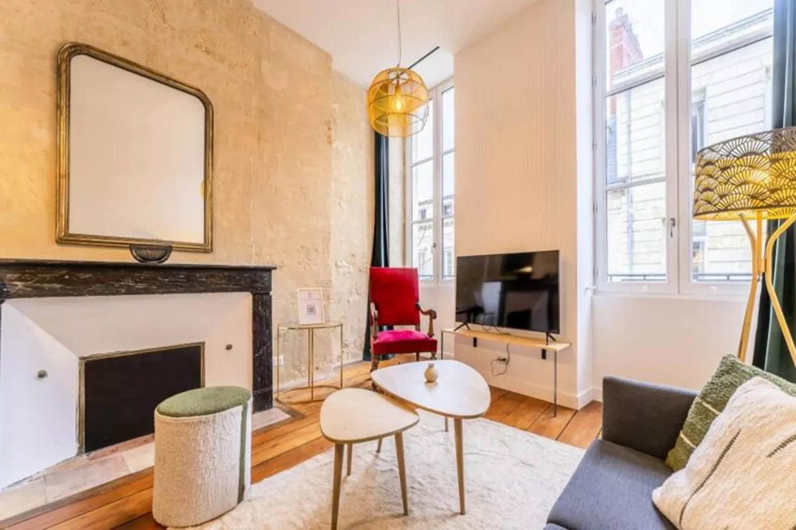 Charmant Et Rayonnant Appartement De 55 M&sup2; Situ&eacute; Dans Le Coeur De Bordeaux-Woonkamer
