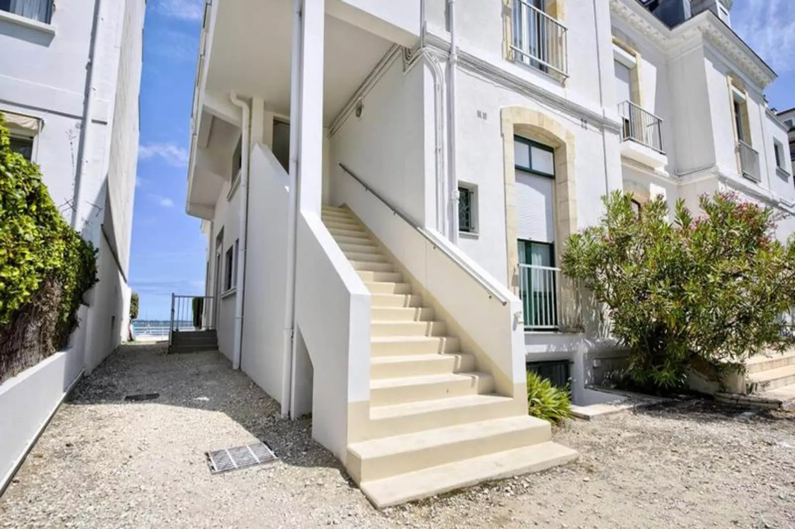 Résidence La Roseraie-Buitenkant zomer